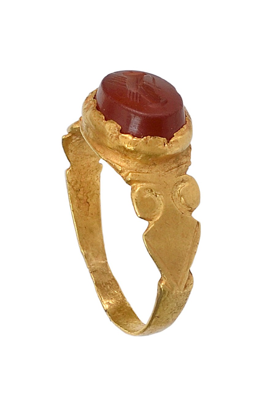 Rimski venčani prsten III vek, zlato, karneol, Istorijski muzej Srbije