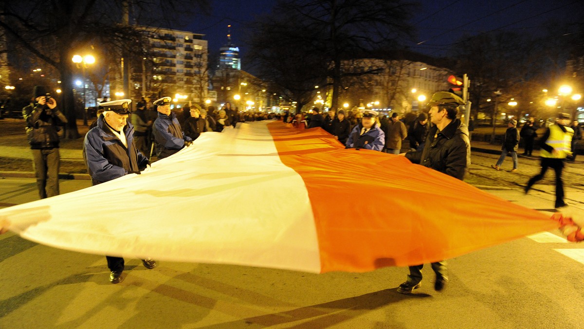 Liczącą ponad kilometr długości biało-czerwoną flagę, uszytą specjalnie na tę okazję, ponieśli w piątek wieczorem ulicami Szczecinie uczestnicy Marszu Pamięci Żołnierzy Wyklętych. W marszu wzięło udział blisko tysiąc osób.