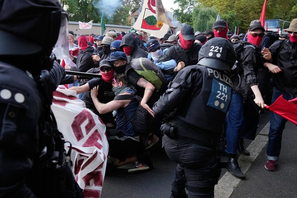(FOTO, VIDEO) NEMIRI U NEMAČKOJ! Šutirali novinare u glavu, policiju gađali jajima i kesama sa bojom: Demonstranti pokušali da blokiraju kongres AfD
