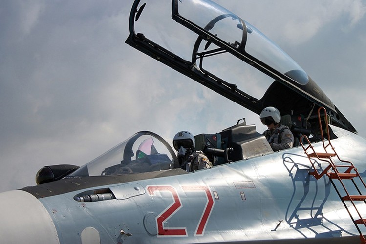 Rosyjski wielozadaniowy bombowiec  taktyczny <b>SU-34</b>, klasyfikowany również jako samolot myśliwsko-bombowy stacjonujący w bazie lotniczej w Chejmim, w pobliżu portowego miast Latakia. <br><br>fot. EPA/RUSSIAN DEFENCE MINISTRY PRESS SERVICE/HANDOUT Dostawca: PAP/EPA.