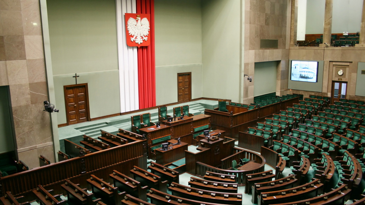 Sejm uzupełnił porządek pierwszego posiedzenie o projekt zmian w ustawie o Trybunale Konstytucyjnym. Posłowie zajmą się nim już jutro. Przeciw wprowadzeniu projektu autorstwa PiS protestowała PO, oceniając, że jest on "zamachem na Trybunał".