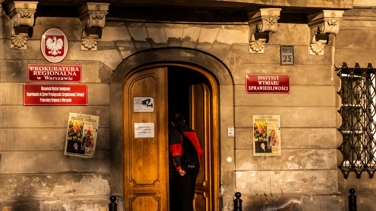 Elżbieta Podleśna została zatrzymana przez policję, bo zmodyfikowała obraz przedstawiający Matkę Boską Częstochowską z dzieciątkiem Jezus. Zmieniła ich aureole na tęczowe. W ramach protestu przeciw takiemu potraktowaniu aktywistki, ktoś rozwiesił plakaty z wizerunkiem "tęczowej Matki Boskiej" na budynku m.in. Ministerstwa Sprawiedliwości i Kurii Metropolitalnej.