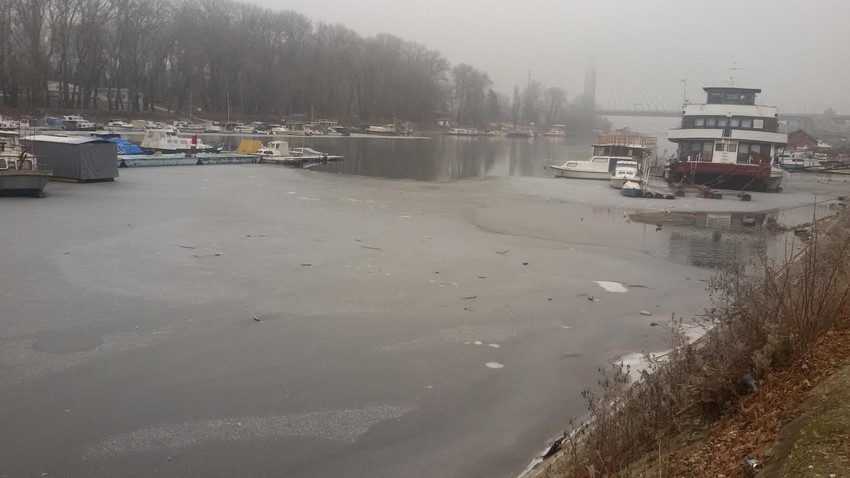 Negde led, negde voda