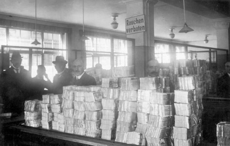Punkt dostaw pieniądza w berlińskim oddziale Reichsbanku, październik 1923 r.
