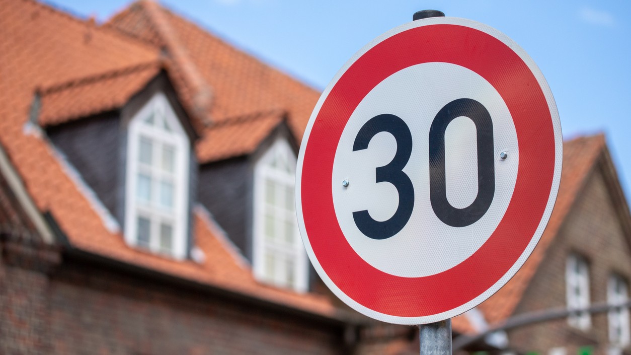 Dopravná značka 30 km/h pri vstupe do rakúskej obce. Takéto cedule pribúdajú vo Viedni, Grazi aj Salzburgu po novom zákone platnom od júla 2024. 