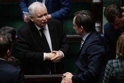 Prezes PiS Jarosław Kaczyński (C), minister sprawiedliwości Zbigniew Ziobro