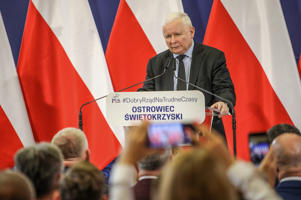 Prezes PiS Jarosław Kaczyński podczas spotkania z mieszkańcami Ostrowca Świętokrzyskiego