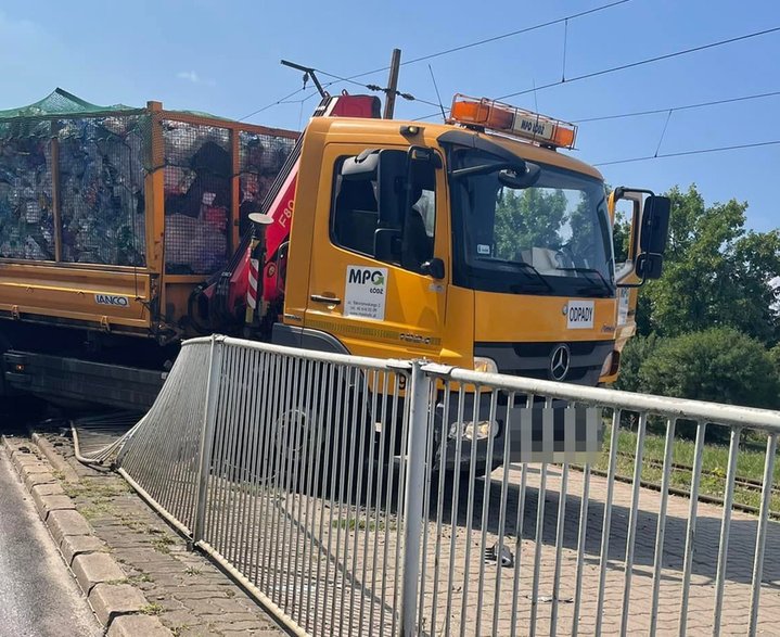 Samochód MPO na przystanku tramwajowym