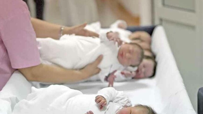    Povećavaju "novčani poklon za novorođenčad" na 500 evra