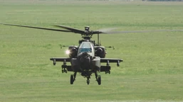 polski pilot latał wczoraj pierwszy raz naszym "apaczem".  tymczasem e