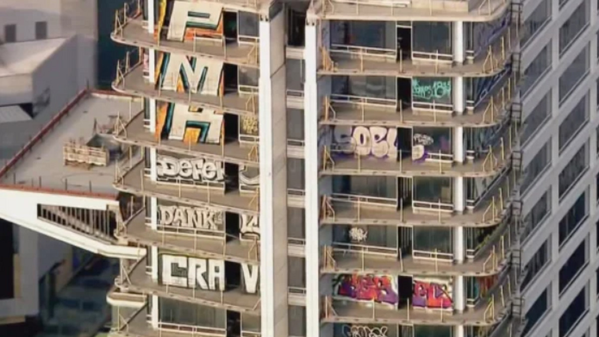 Budynek w Los Angeles pokryty graffiti do 30 piętra. Miał być luksusowym apartamentowcem