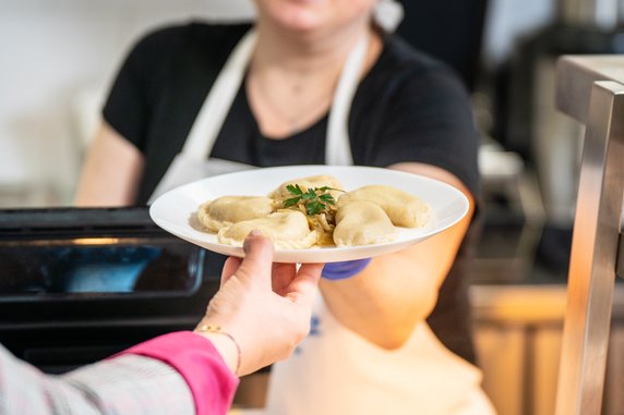 “Garmaż od Ukrainek” to wyjątkowa restauracja w Warszawie, która jest w pełni prowadzona przez uchodźczynie wojenne