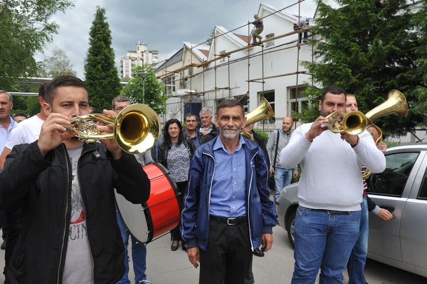 Radnici "Prvog Partizana" uz pratnju trubača ispratili kolegu u penziju