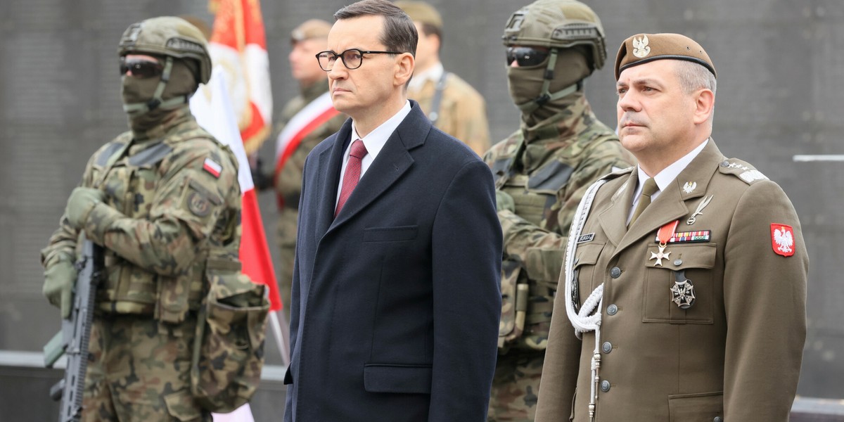 Premier Mateusz Morawiecki i polscy żołnierze (zdjęcie ilustracyjne).