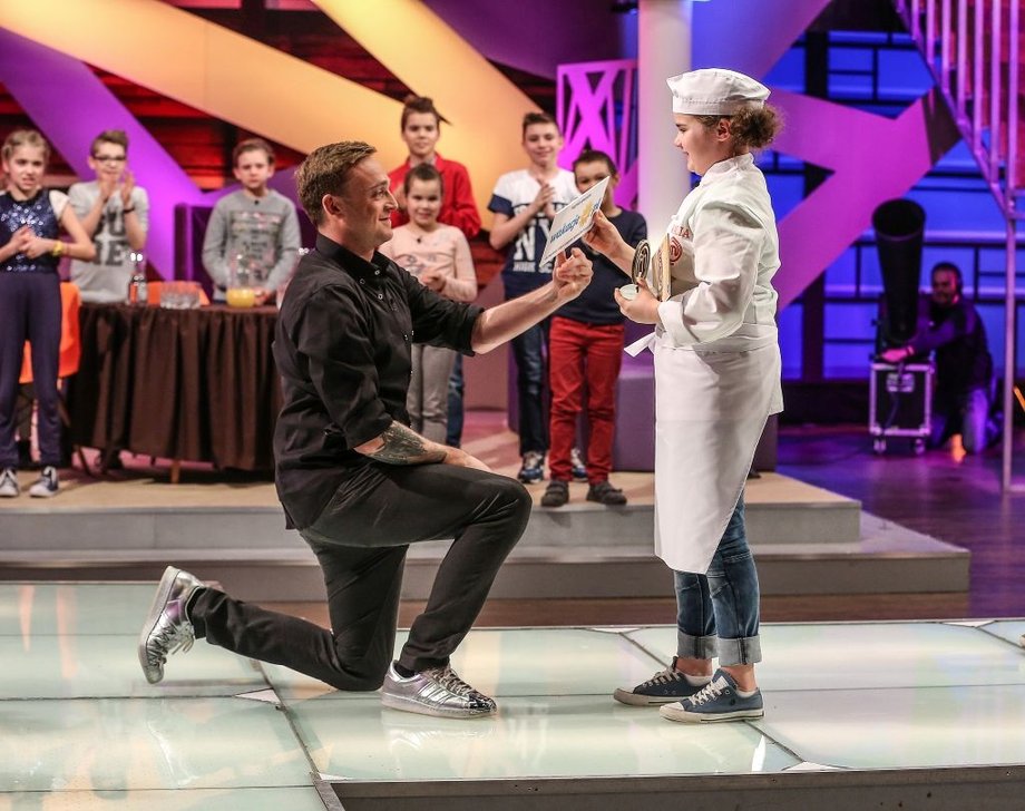 Mateusz Gessler wręcza czek zwyciężczyni I edycji "MasterChefa Juniora" Natalii Paździor