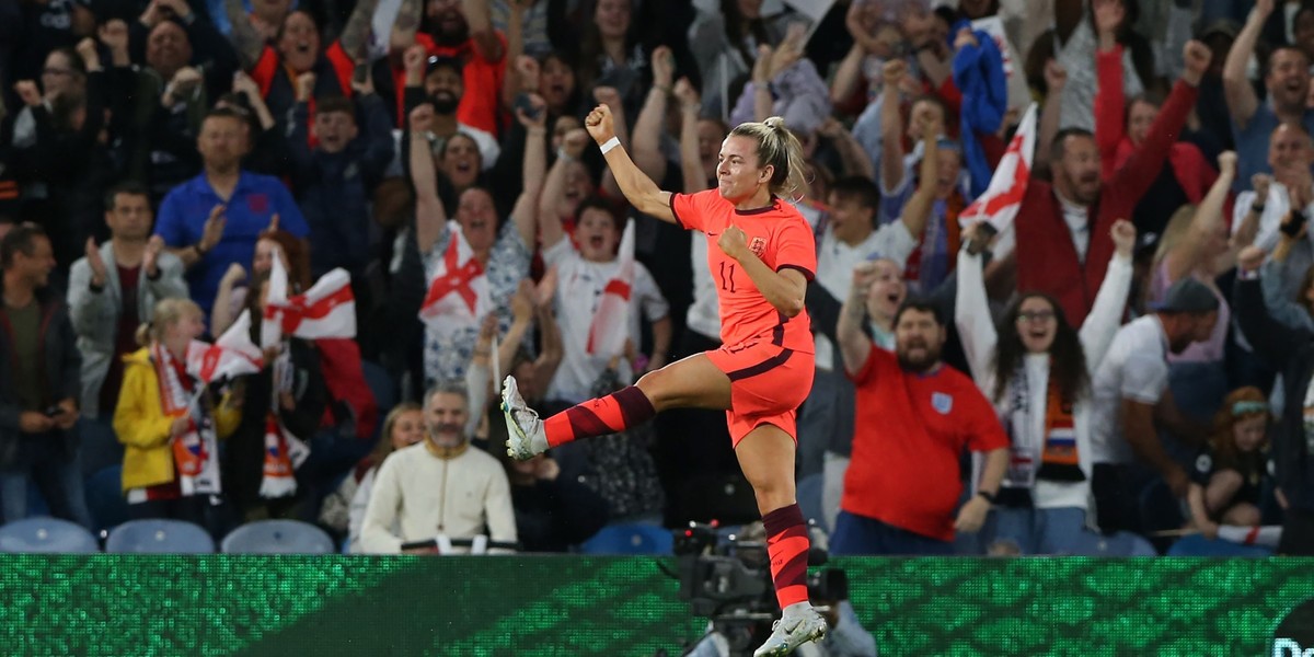 Rok temu męska reprezentacja Anglii doszła do finału piłkarskiego Euro. Dzisiaj ich rodaczki także marzą o grze w finale ME, który odbędzie się 31 lipca na Wembley. 