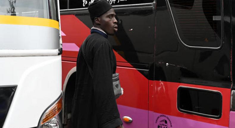 Un migrant sénégalais devant un bus qui l’emmènera à la frontière avec le Guatemala et continuera sa route vers les Etats-Unis A Tegucigalpa (Honduras), le 24 août 2023 ORLANDO SIERRA AFP