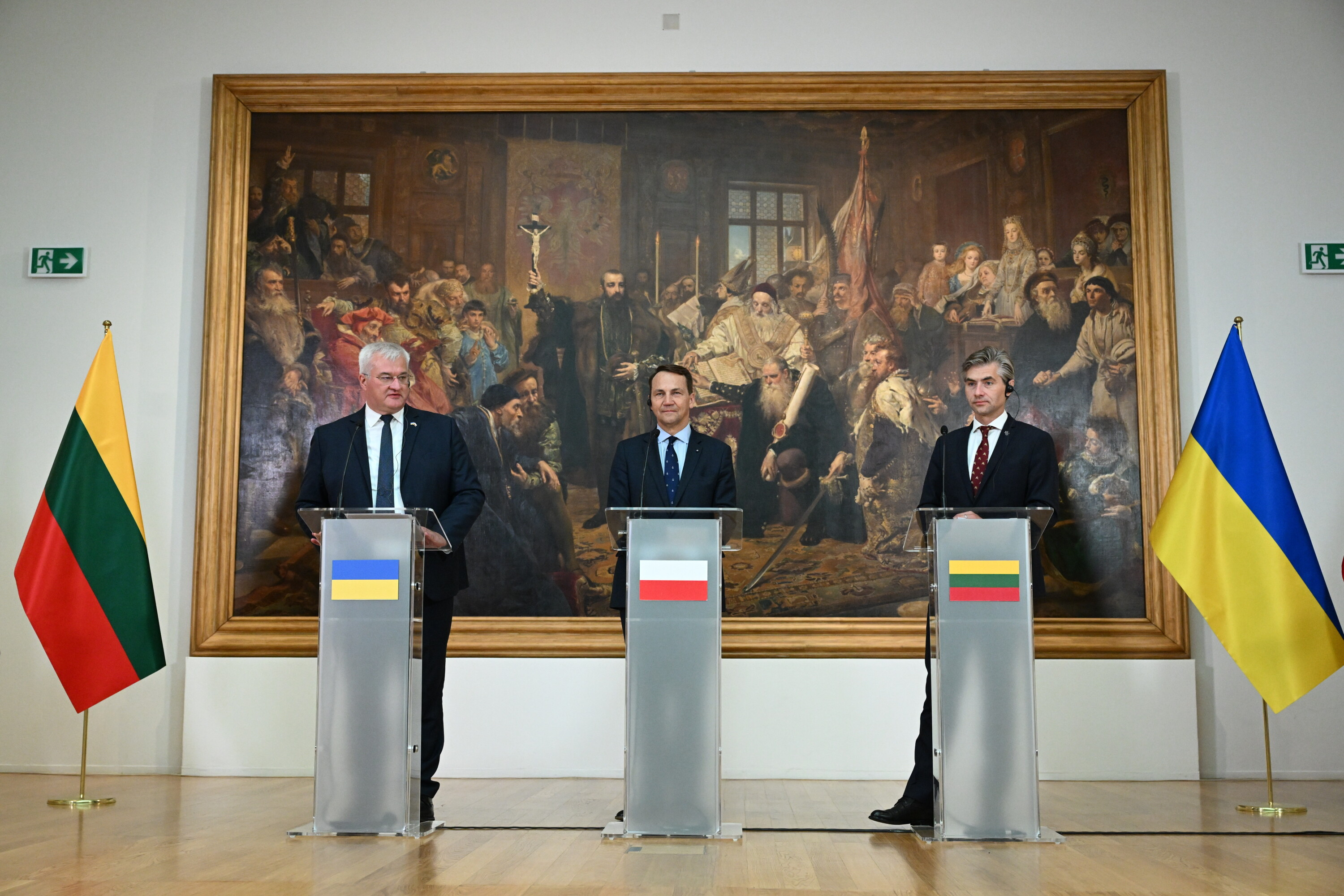 Sikorski: Polska przekazała Ukrainie 45 pakietów broni