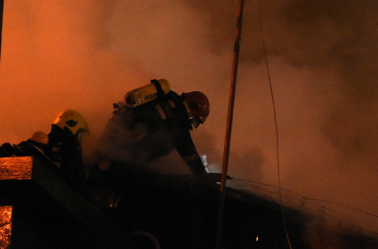 Novi Sad889 Vatrogasci pozar u barakama mostogradnje foto Nenad Mihajlovic