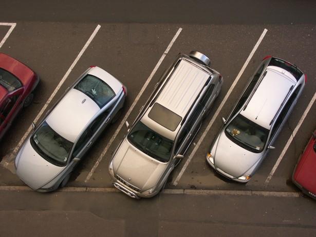 Dzienna stawka, jaką kierowcy płacą za parkowanie auta na komercyjnych parkingach w centrum Warszawy, wynosi 10,5 dol.