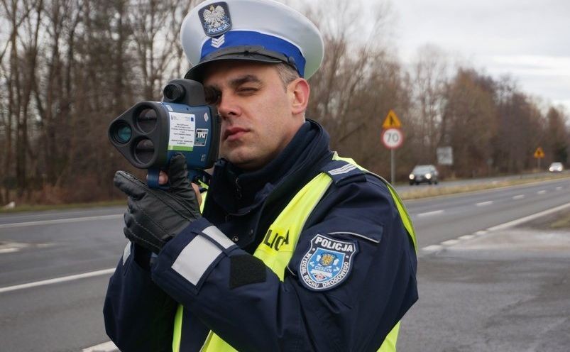 Policja uważa, że na filmie nagranym przez miernik LTI 20/20 TruCam można dokładnie zobaczyć sytuację, w której funkcjonariusz dokonywał pomiaru. Dodatkowo, gdy pojazd zbliży się na ok. 70 m, urządzenie wykona zdjęcie