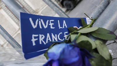 Italian people pay tribute to Nice attack at French Embassy