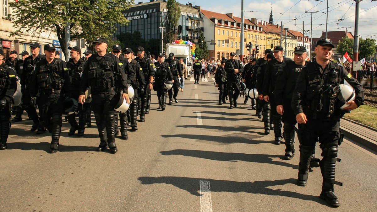 Na trasie gdańskiego Marszu Równości, w którym wzięło udział kilka tysięcy ludzi, pojawiły się niewielkie kontrmanifestacje. Policjanci spisali kilkanaście osób, m.in. za baner, który "w swojej treści mógł powodować zgorszenie". W rozmowie z Onetem zarzuty odpiera radna PiS Anna Kołakowska, która ma wiele krytycznych uwag do pracy funkcjonariuszy.