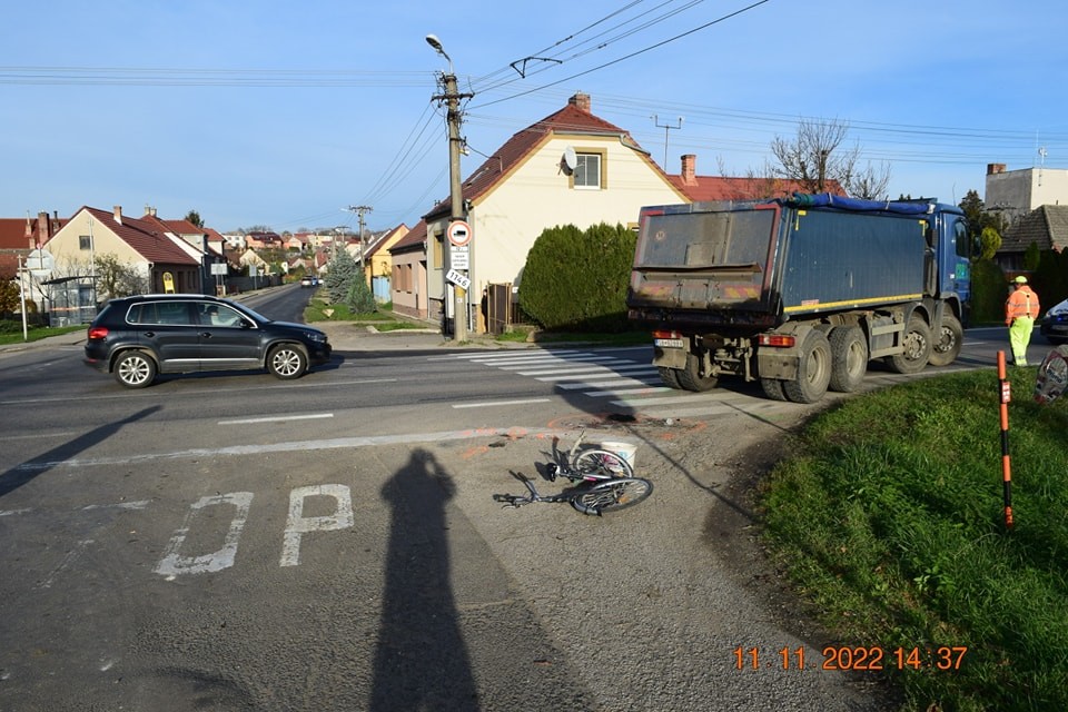 Cyklistka neprežila nehodu s nákladným autom.
