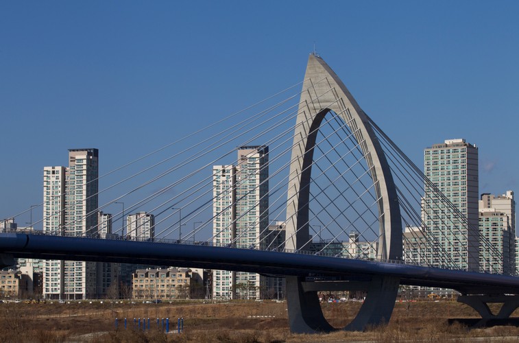 2. Korea Południowa. 

Gry online wymagają szerokopasmowego łącza, a mało nacji uwielbia gry tak jak Koreańczycy. Średnia maksymalna prędkość osiągnęła tam zawrotne 48,8 Mb/s, a dostęp do szerokopasmowego Internetu jest relatywnie tani. 

Na zdjęciu: Most Handuri, w tle apartamentowce w Sejong