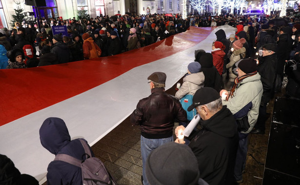 "Łamcie opłatek, nie konstytucję". Protesty w całym kraju