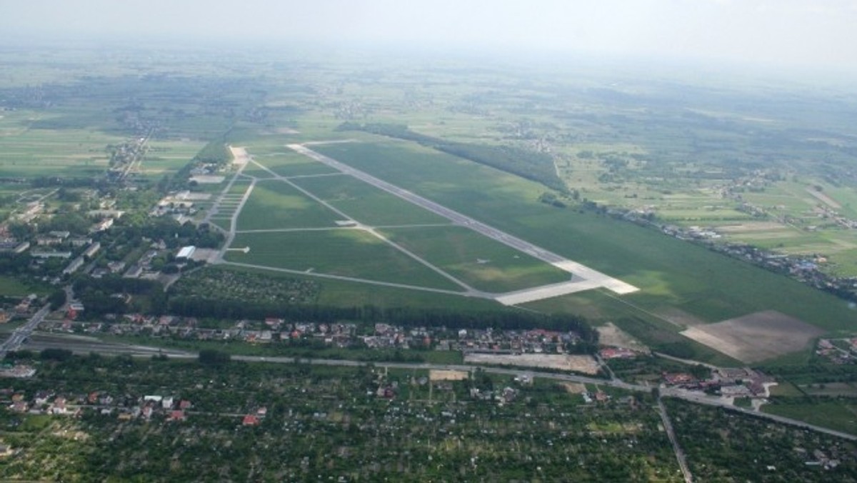 Port Lotniczy Radom świadczy usługi m.in. na rzecz nowo powstałego lotniska w Szymanach. Zapewnia służbę informacji powietrznej i przygotowuje informacje meteorologiczne, które są niezbędne do wykonywania operacji lotniczych.