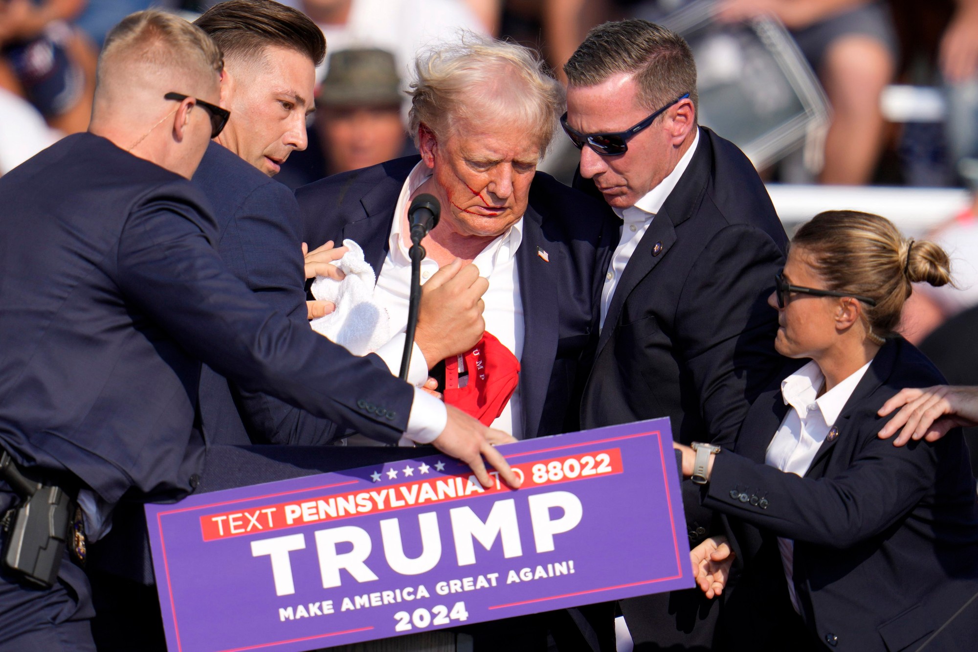 Na predvolebnom mítingu Donalda Trumpa sa strieľalo.
