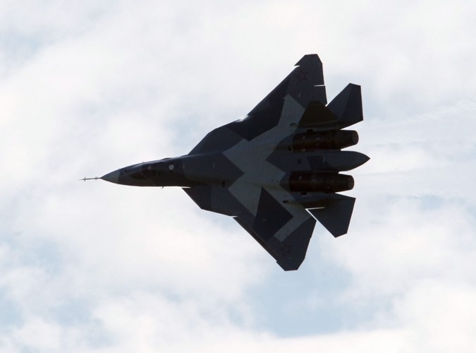 Niewidzialny rosyjski mysliwiec Suchoj T-50 podczas pierwszego dnia pokazów na lotnisku Żukowski