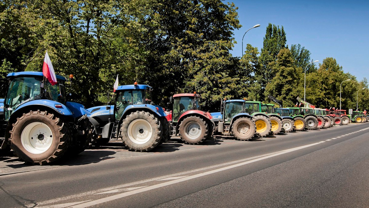 Rolnicy domagający się większych odstrzałów dzików i wyższych odszkodowań za szkody, które te zwierzęta wyrządzają na polach, zawiesili w piątek wieczorem swój protest przed Podlaskim Urzędem Wojewódzkim w Białymstoku. Rolnicy protestowali tam przez 8 dni.