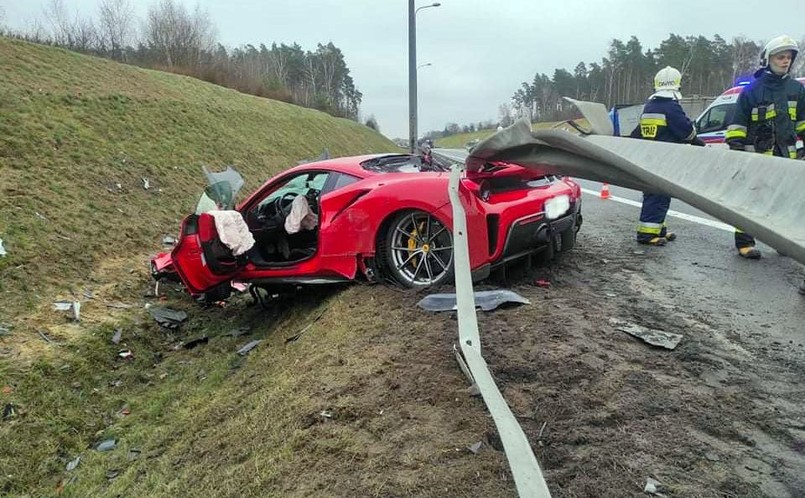 Ferrari rozbite na drodze S10