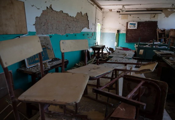 Jedna ze zniszczonych szkół w Irpieniu