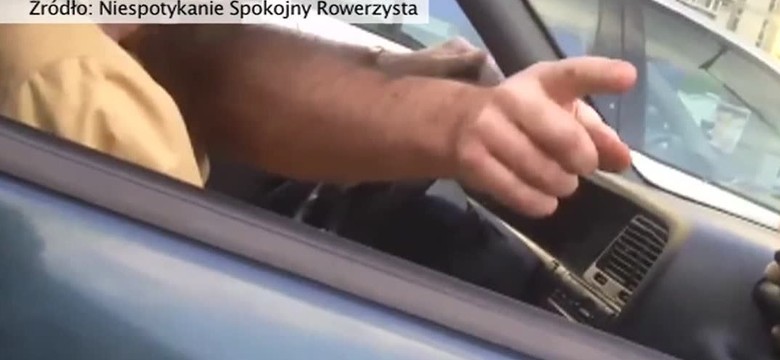 Awantura kierowcy z rowerzystą w Warszawie. "Mandacik będzie! Znaki są! Ślepy?"[WIDEO]