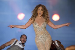 Odmieniona Jennifer Lopez niczym diwa z lat 80.