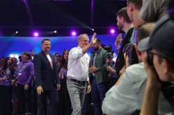 Tusk zacytował w sieci pewną piosenkę. To reakcja na "aferkę" wokół Campus Polska?