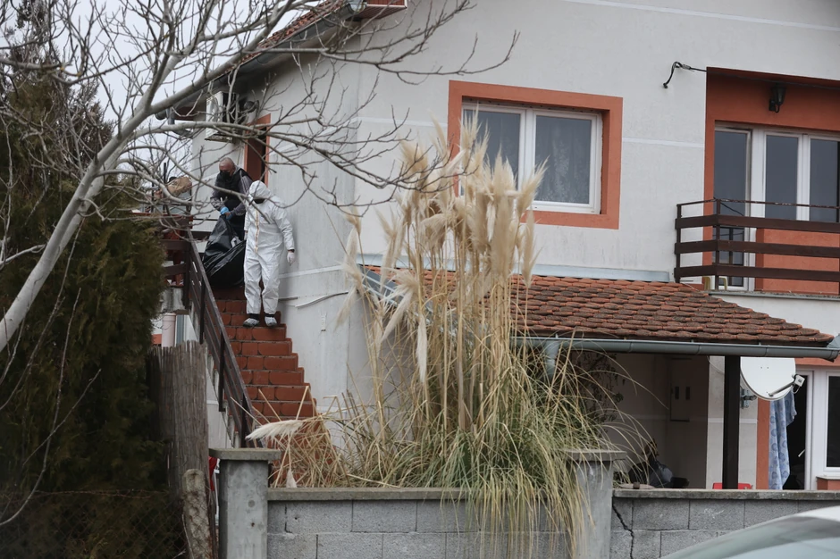 Forenzičari iznose tela