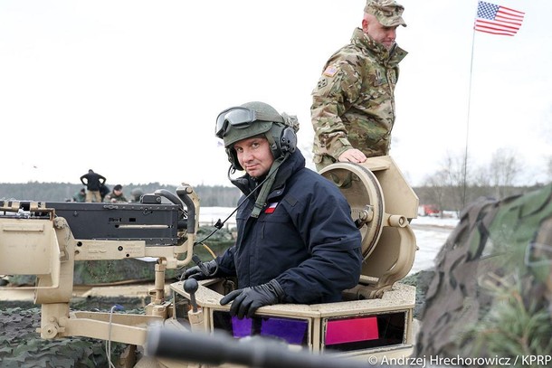 Andrzej Duda testuje sprzęt wojskowy w Żaganiu