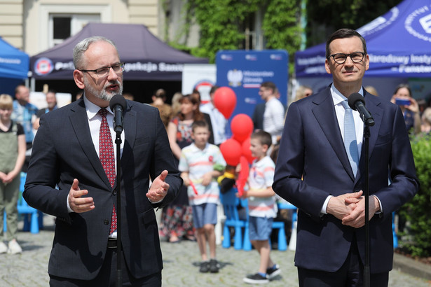 Premier Mateusz Morawiecki i minister zdrowia Adam Niedzielski