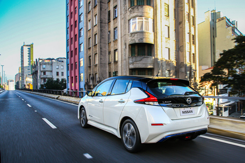 Nissan Leaf  cena od 123 900 zł.  Bateria 40 kWh, zasięg do 270 km. Opcjonalnie (cena od 152 000 zł) bateria 62 kWh, zasięg do 385 km