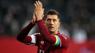 Robert Lewandowski przekazał na aukcję słynną opaskę. Została wylicytowana za sporą sumę