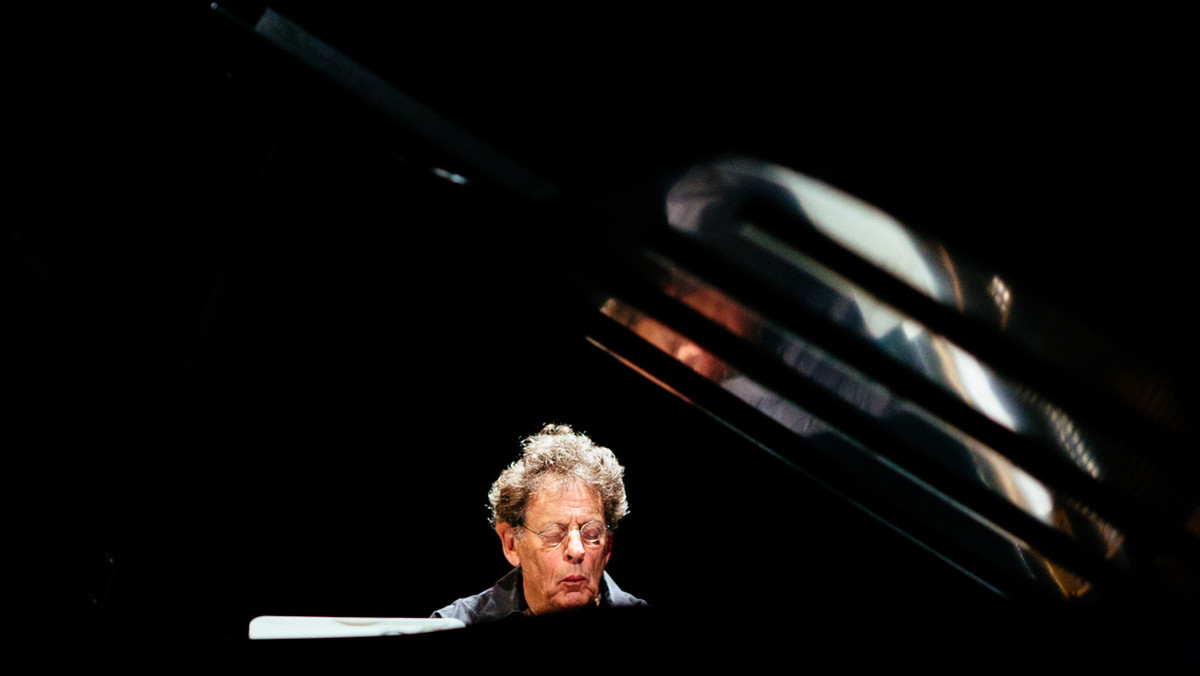 Philip Glass postanowił napisać cykl etiud z dwóch powodów. Po pierwsze – aby móc grać je samemu na żywo, a po drugie – aby mieć materiał źródłowy do większych kompozycji. Z czasem okazało się jednak, że utwory te odsłoniły inne cechy muzyki słynnego kompozytora – głęboką emocjonalność i szlachetną melodyjność.