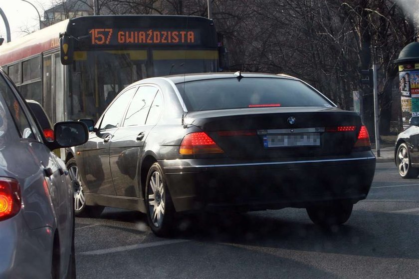 SKANDAL! Minister jeździ pod prąd. FOTO