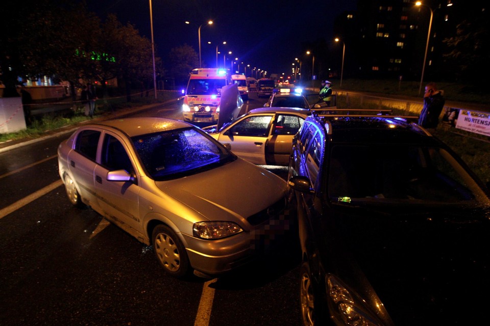 Pościg za pijanym kierowcą w Kielcach. Uszkodził cztery auta i karetkę przewożącą pacjenta