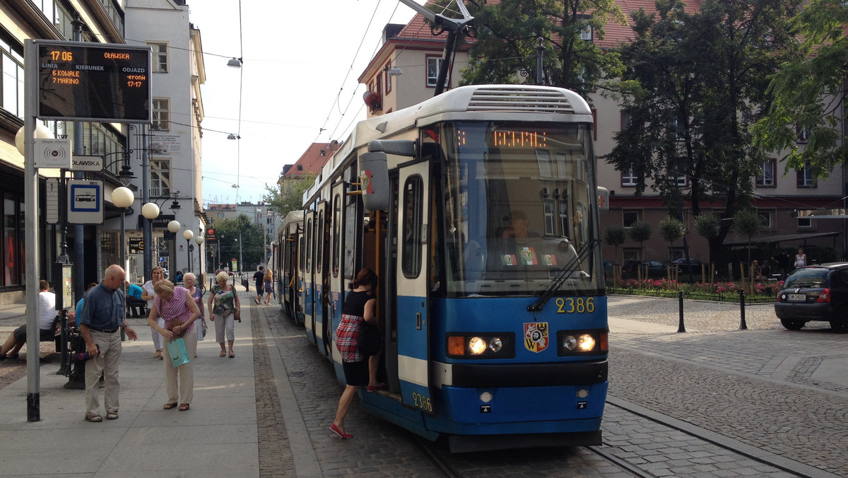 Łukasz Klinke, który na co dzień użycza swojego głosu do reklam radiowych i telewizyjnych, już niedługo będzie zapowiadał przystanki we wrocławskich tramwajach i autobusach. W konkursie ogłoszonym przez MPK zawodowy lektor pokonał prawie 70 rywali.