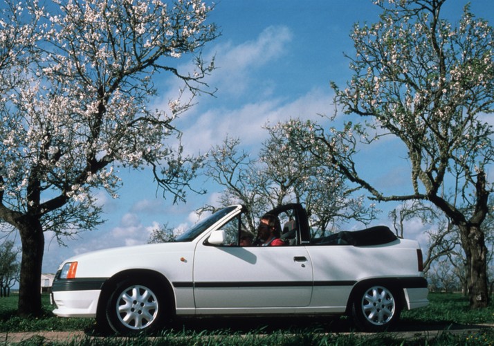 Pożądany do dziś Kadett kabrio. Wersja E produkowana była w latach 1984-1991