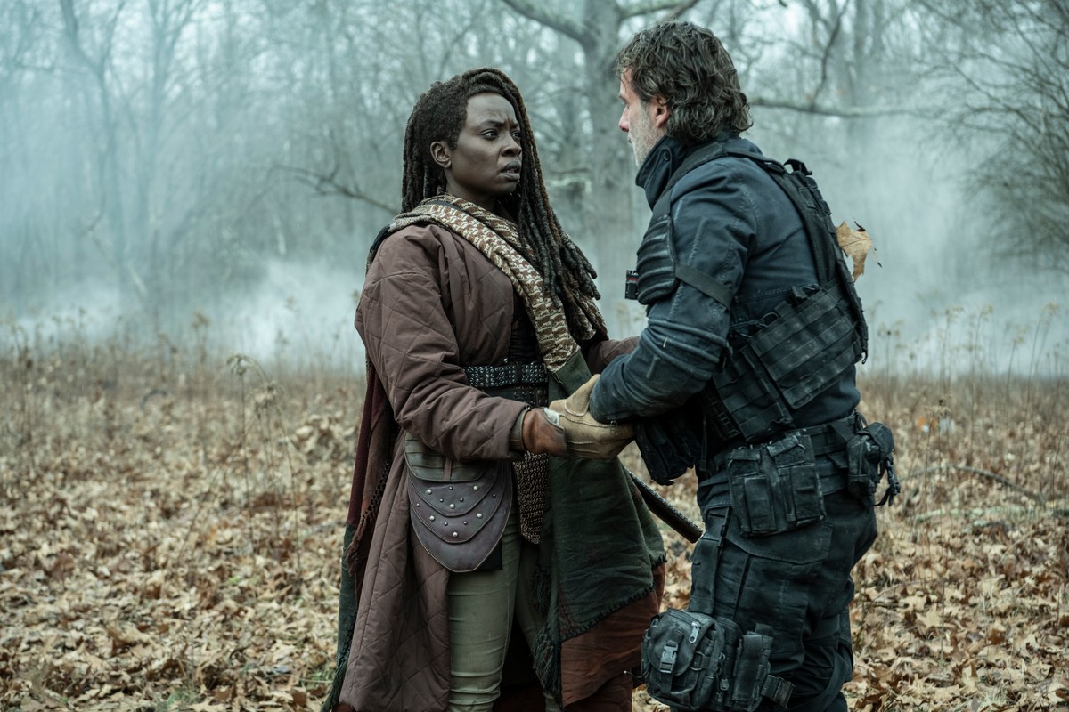 Danai Gurira jako Michonne i Andrew Lincoln jako Rick Grimes w serialu "The Walking Dead: The Ones Who Live"